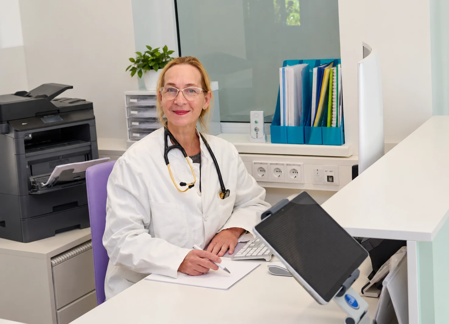 Ärztin am ordentlichen Klinikschreibtisch